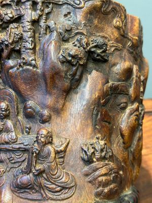 Een grote Chinese gestoken huanghuali houten penselenpot met Taoïstisch decor, 17/18e eeuw — foto 12