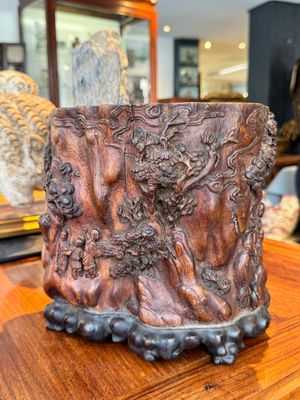 Een grote Chinese gestoken huanghuali houten penselenpot met Taoïstisch decor, 17/18e eeuw — foto 17