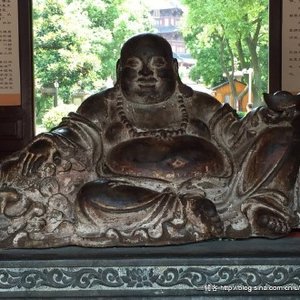 Een grote Chinese gietijzeren figuur van Guanyin met opschrift op de rug, Ming/Qing — foto 11