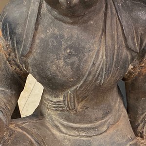 Een grote Chinese gietijzeren figuur van Guanyin met opschrift op de rug, Ming/Qing — foto 20