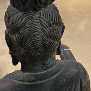 Een grote Chinese gietijzeren figuur van Guanyin met opschrift op de rug, Ming/Qing — foto 23