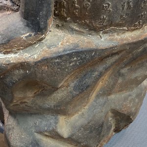 Een grote Chinese gietijzeren figuur van Guanyin met opschrift op de rug, Ming/Qing — foto 26