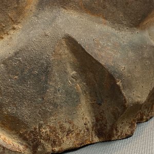 Een grote Chinese gietijzeren figuur van Guanyin met opschrift op de rug, Ming/Qing — foto 31