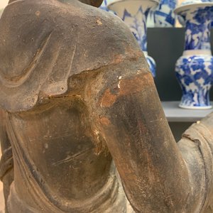Een grote Chinese gietijzeren figuur van Guanyin met opschrift op de rug, Ming/Qing — foto 38