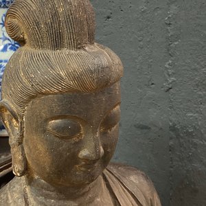 Een grote Chinese gietijzeren figuur van Guanyin met opschrift op de rug, Ming/Qing — foto 51