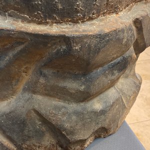 Een grote Chinese gietijzeren figuur van Guanyin met opschrift op de rug, Ming/Qing — foto 64