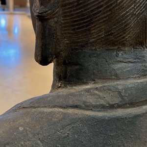 Een grote Chinese gietijzeren figuur van Guanyin met opschrift op de rug, Ming/Qing — foto 65