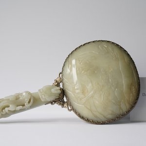 Een grote Chinese handspiegel met jade en zilver, Qing — foto 10