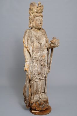 Een grote Chinese houten sculptuur van Guanyin, Ming