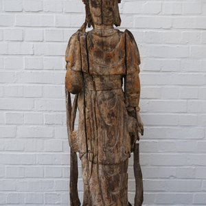 Een grote Chinese houten sculptuur van Guanyin, Ming — foto 19