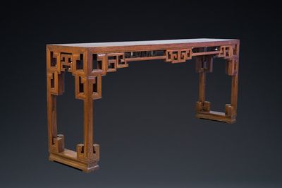 Een grote Chinese iepenhouten 'tiaoan' console met geometrisch decor, 19/20e eeuw