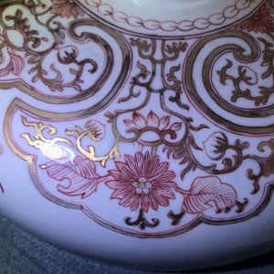 Een grote Chinese ijzerrode en vergulde dekselkom, Kangxi — foto 15