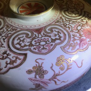 Een grote Chinese ijzerrode en vergulde dekselkom, Kangxi — foto 17
