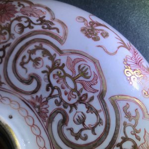 Een grote Chinese ijzerrode en vergulde dekselkom, Kangxi — foto 18