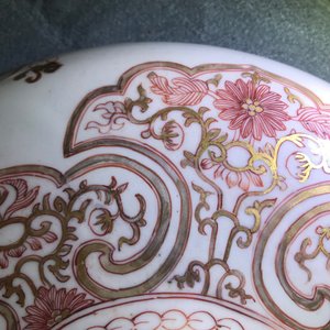 Een grote Chinese ijzerrode en vergulde dekselkom, Kangxi — foto 19