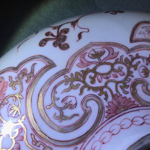 Een grote Chinese ijzerrode en vergulde dekselkom, Kangxi — foto 20