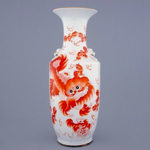 Een grote Chinese ijzerrode vaas met foo honden, 19/20e eeuw — foto 1