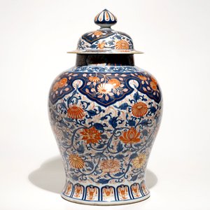 Een grote Chinese Imari-stijl balustervaas met deksel, 18/19e eeuw — foto 2
