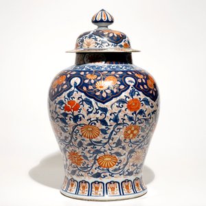 Een grote Chinese Imari-stijl balustervaas met deksel, 18/19e eeuw — foto 4