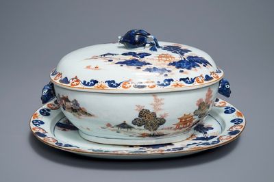 Een grote Chinese Imari-stijl dekselterrine op onderschotel, Qianlong