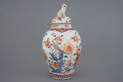 Een grote Chinese Imari stijl dekselvaas, 17/18e eeuw