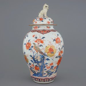 Een grote Chinese Imari stijl dekselvaas, 17/18e eeuw — foto 1