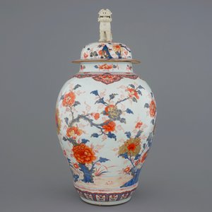 Een grote Chinese Imari stijl dekselvaas, 17/18e eeuw — foto 2
