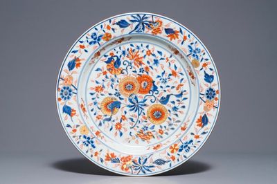 Een grote Chinese Imari-stijl schotel met floraal decor, Kangxi