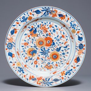 Een grote Chinese Imari-stijl schotel met floraal decor, Kangxi — foto 1