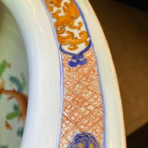 Een grote Chinese Imari-stijl vissenkom, Kangxi — foto 11
