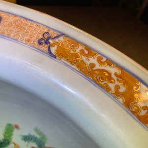 Een grote Chinese Imari-stijl vissenkom, Kangxi — foto 12