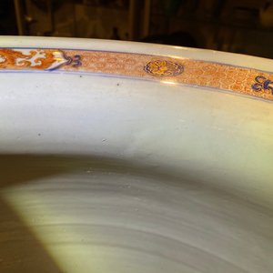 Een grote Chinese Imari-stijl vissenkom, Kangxi — foto 14