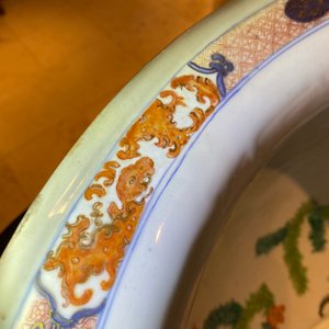 Een grote Chinese Imari-stijl vissenkom, Kangxi — foto 17