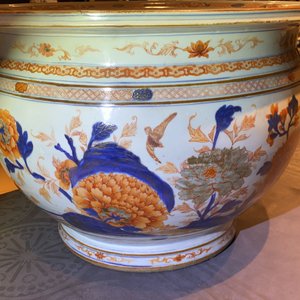 Een grote Chinese Imari-stijl vissenkom, Kangxi — foto 8