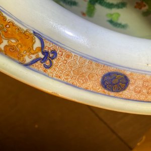 Een grote Chinese Imari-stijl vissenkom, Kangxi — foto 10