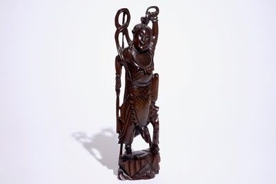 Een grote Chinese ingelegde houten figuur, 19/20e eeuw