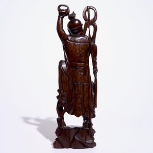 Een grote Chinese ingelegde houten figuur, 19/20e eeuw — foto 4