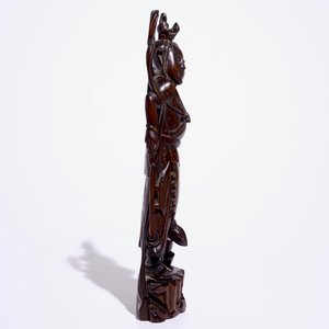Een grote Chinese ingelegde houten figuur, 19/20e eeuw — foto 5
