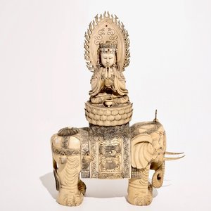 Een grote Chinese ivoren figuur van Boeddha op een olifant, eind 19e eeuw — foto 1