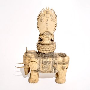 Een grote Chinese ivoren figuur van Boeddha op een olifant, eind 19e eeuw — foto 4