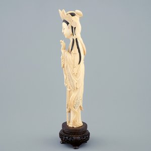 Een grote Chinese ivoren figuur van een Guanyin op houten sokkel, begin 20e eeuw — foto 5