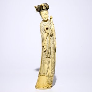 Een grote Chinese ivoren figuur van Guanyin, 19e eeuw — foto 1