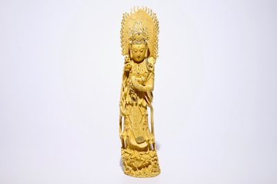 Een grote Chinese ivoren figuur van Guanyin met inlegwerk, 19e eeuw