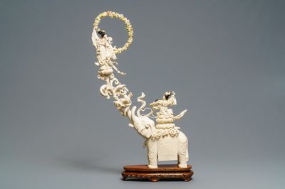 Een grote Chinese ivoren groep met een olifant en twee dames, 1e helft 20e eeuw