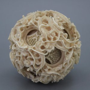 Een grote Chinese ivoren puzzel bal op sokkel, 1e h. 20e E — foto 2