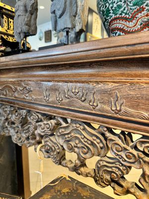 Een grote Chinese jichimu houten 'tiaoan' console met gestoken lingzhi en chilong decor, 19/20e eeuw — foto 12