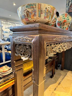 Een grote Chinese jichimu houten 'tiaoan' console met gestoken lingzhi en chilong decor, 19/20e eeuw — foto 4