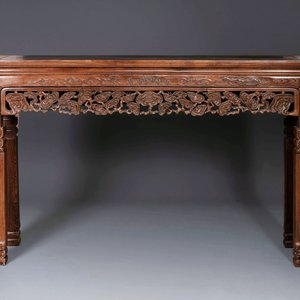 Een grote Chinese jichimu houten 'tiaoan' console met gestoken lingzhi en chilong decor, 19/20e eeuw — foto 1