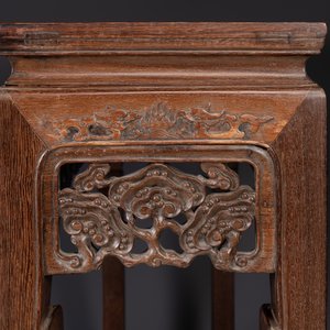 Een grote Chinese jichimu houten 'tiaoan' console met gestoken lingzhi en chilong decor, 19/20e eeuw — foto 7