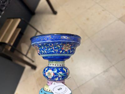 Een grote Chinese kandelaar in Canton email met 'shou' op blauwe fondkleur, Qianlong/Jiaqing — foto 17